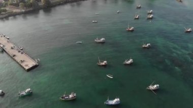 Sri Lanka 'da tekneli bir Marina. Sri Lanka 'nın güney sahillerinde balıkçılar tarafından kullanılan küçük balıkçı tekneleri.