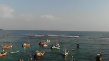 Sri Lanka 'da tekneli bir Marina. Sri Lanka 'nın güney sahillerinde balıkçılar tarafından kullanılan küçük balıkçı tekneleri.