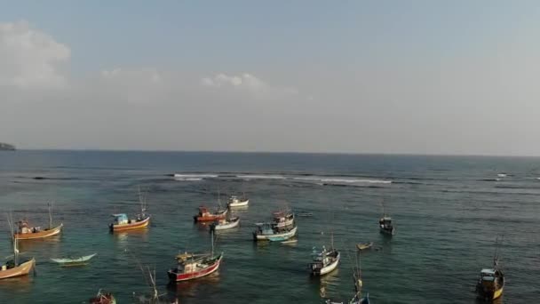 在斯里兰卡的玛丽娜与船 斯里兰卡南部海岸渔民使用的小渔船 — 图库视频影像