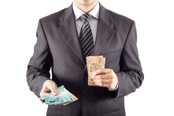 Бизнесмен дает бразильским деньгам
