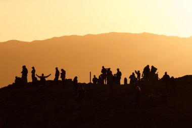 İnsanlar gün batımını izliyor