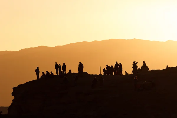 Persone che guardano il tramonto Fotografia Stock