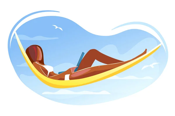 Africká žena pracující na laptopu ležícím v houpací síti na pláži. Na volné noze, odlehlá práce, letní volný čas. Lounging ženské postavy relaxační na resort. Cartoon Flat Vector Illustration izolované bílé — Stockový vektor