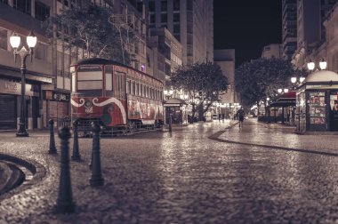 Curitiba, Parana, Brezilya - 29 Nisan 2018: Reading Street Car (Bondinho da Leitura), Parana 'nın başkentinde yer alan Rua das Flores sahil yolunda bir turistik bölgedir..