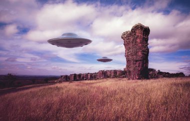 İki UFO antik kayaların üzerinde uçuyor. Gökyüzünde uçan tanımlanamayan uçan cisimler. Pano maskeli 3B illüstrasyon.