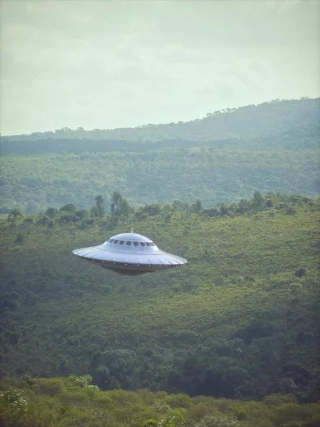 Ufo Oidentifierat Flygande Föremål Graviterar Över Skog Och Bergskedjor Klippbana — Stockfoto