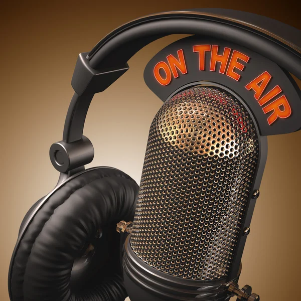 Üstünde tepe-in klasik bir mikrofon kulaklık.