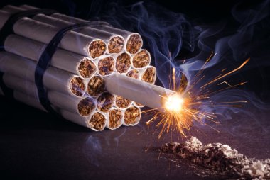 Bir paket sigara patlamaya hazır bomba şeklinde.