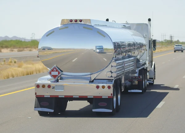 Yakıt karayolu üzerinde hauling kamyon.