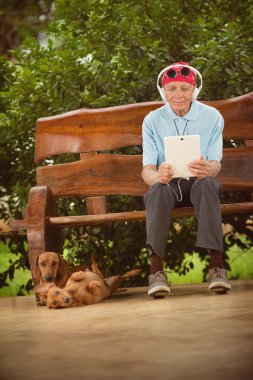 Yaşlı adam müzik dinleme