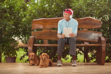 Yaşlı adam müzik dinleme