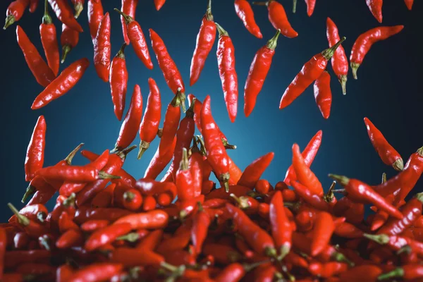 Pimientos rojos cayendo — Foto de Stock