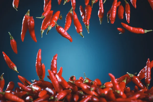 Pimientos rojos cayendo — Foto de Stock