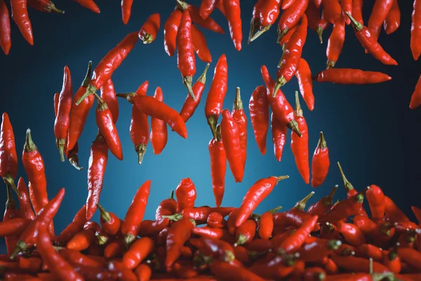 Pimientos rojos cayendo — Foto de Stock