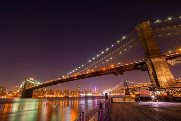 Brooklyn Bridge met Manhattan op een achtergrond in de nacht — Stockfoto