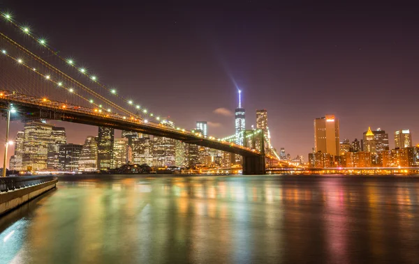 Brooklyn Bridge met Manhattan op een achtergrond in de nacht — Stockfoto