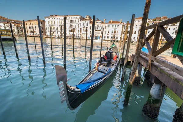 Yalnız gondol Venedik Grand Canal Park.