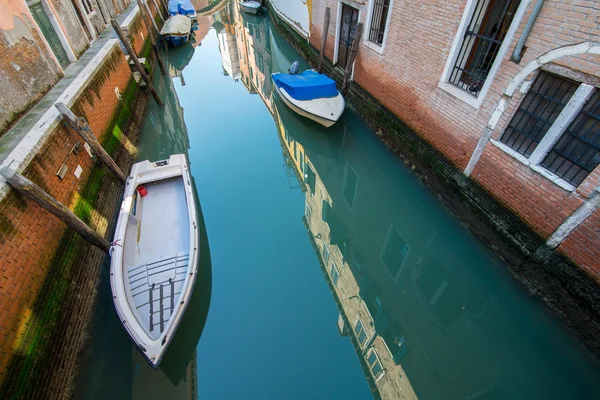 Gôndolas nas águas do Grande Canal em Veneza à noite — Fotografia de Stock