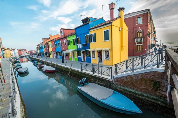 Burano su yansımalar ve kanal tekneleri ile rengarenk boyalı evleri