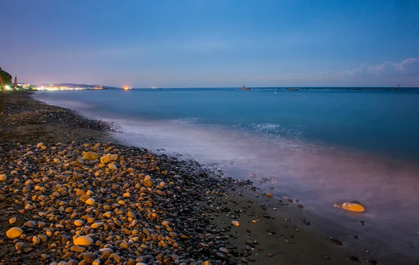 Морской берег Лимассола ночью — стоковое фото