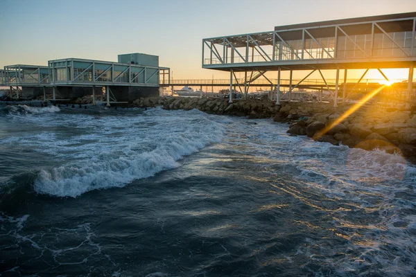 Kıbrıs'ta Limasol Akdeniz eski limanda günbatımı