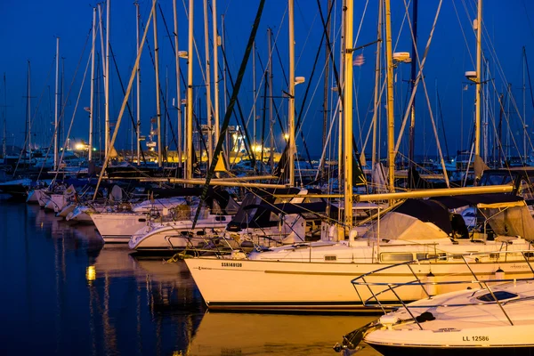 Yachts in the port of Larnaca in Cyprus at night — Stock Photo, Image