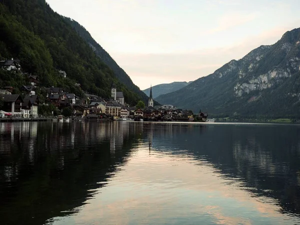 Reflexão da famosa aldeia tradicional de Hallstatt, na Alta Áustria, no calmo Lago Hallstatt — Fotografia de Stock