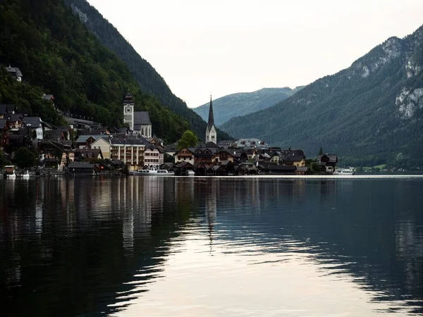 Reflexão da famosa aldeia tradicional de Hallstatt, na Alta Áustria, no calmo Lago Hallstatt — Fotografia de Stock