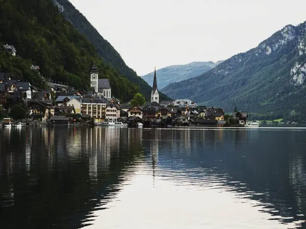 Reflexão da famosa aldeia tradicional de Hallstatt, na Alta Áustria, no calmo Lago Hallstatt — Fotografia de Stock