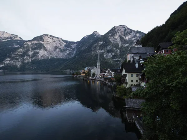 Vista postal da famosa aldeia tradicional de Hallstatt, na Alta Áustria, no calmo Lago Hallstatt — Fotografia de Stock