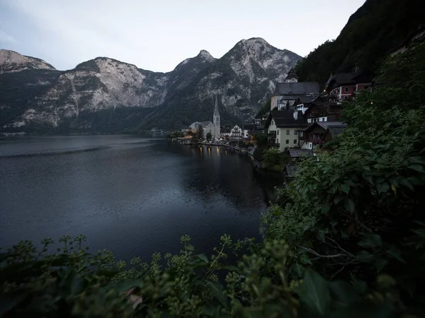 Vista postal da famosa aldeia tradicional de Hallstatt, na Alta Áustria, no calmo Lago Hallstatt — Fotografia de Stock