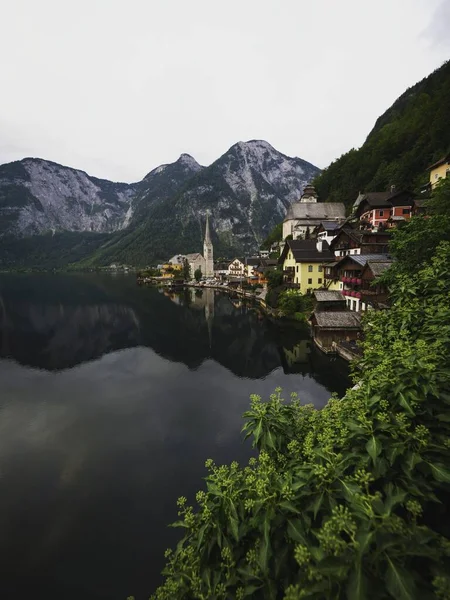 Vista postal da famosa aldeia tradicional de Hallstatt, na Alta Áustria, no calmo Lago Hallstatt — Fotografia de Stock