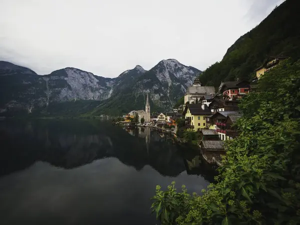 Vista postal da famosa aldeia tradicional de Hallstatt, na Alta Áustria, no calmo Lago Hallstatt — Fotografia de Stock