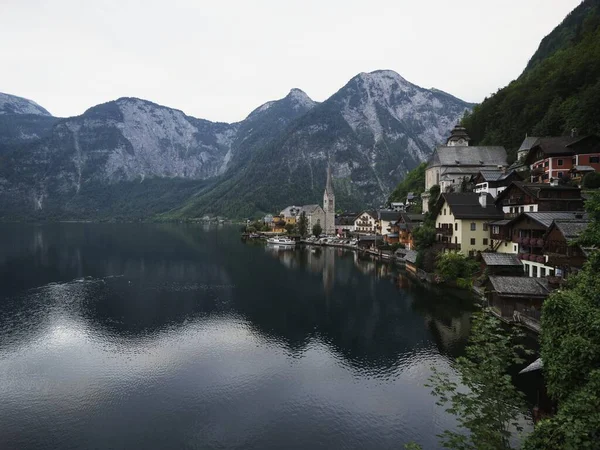 Vista postal da famosa aldeia tradicional de Hallstatt, na Alta Áustria, no calmo Lago Hallstatt — Fotografia de Stock