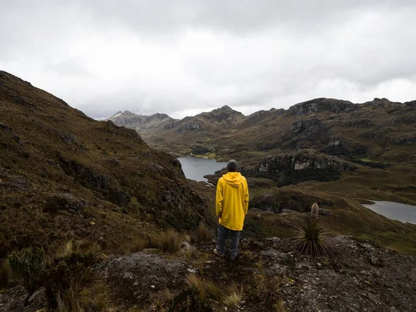 Persona Chaqueta Amarilla Frente Colinas Tundra Praderas Lagos Paisaje Parque — Foto de Stock