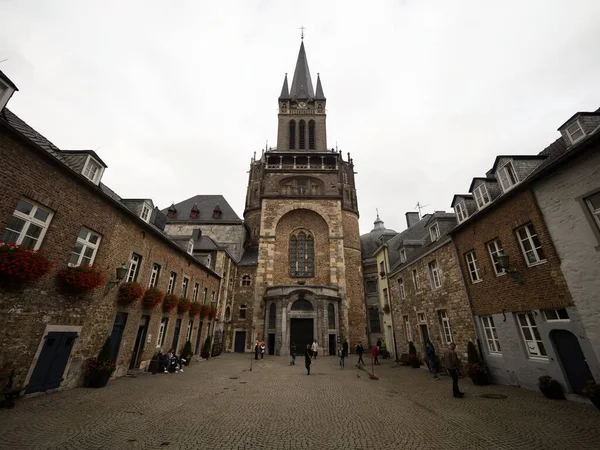 Aachener Dom римско-католический собор видели из Домхофа в центре города Ахен Северный Рейн-Вестфалия Германия — стоковое фото