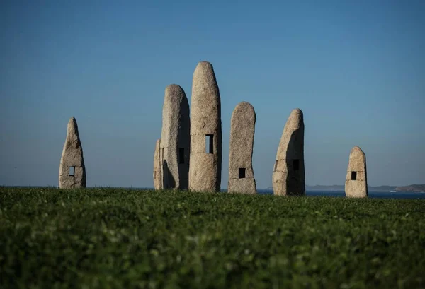 A Coruna Galiciaの石花崗岩彫刻アートインスタレーションmenhir公園に立つスペイン — ストック写真