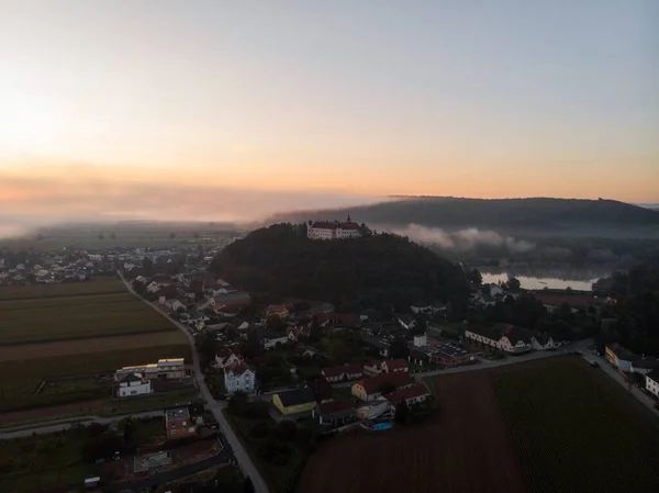 Pandangan matahari terbit dari kastil Schloss Sitzenberg di sebuah bukit di Sitzenberg-Reidling di Niederoesterreich Austria Hilir — Stok Foto