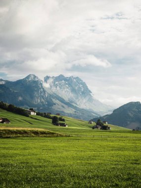 Resimli Alpstein Appenzell dağ tepelerindeki Idyllic izole çiftlik binaları İsviçre 'nin iç kesimlerinde.