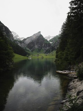 Alpstein Appenzell 'deki Seealpsee Alp Gölü' ndeki Saentis dağ sırasının yansıması İsviçre 'nin iç kısımlarını kaplıyor.