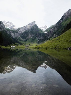 Alpstein Appenzell 'deki Seealpsee Alp Gölü' ndeki Saentis dağ sırasının yansıması İsviçre 'nin iç kısımlarını kaplıyor.