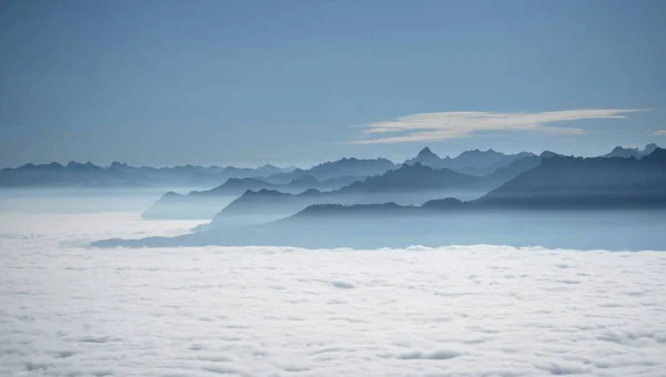 Incontables capas montañosas en alpes austriacos y alemanes sobre las nubes vistas desde la cordillera Alpstein en Suiza — Foto de Stock