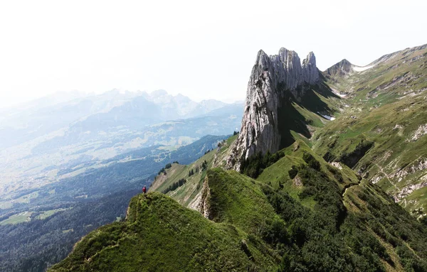 Caminante de pie en la cresta de la montaña en Saxer Luecke frente a Kreuzberge en Alpstein Appenzell Innerrhoden Suiza — Foto de Stock