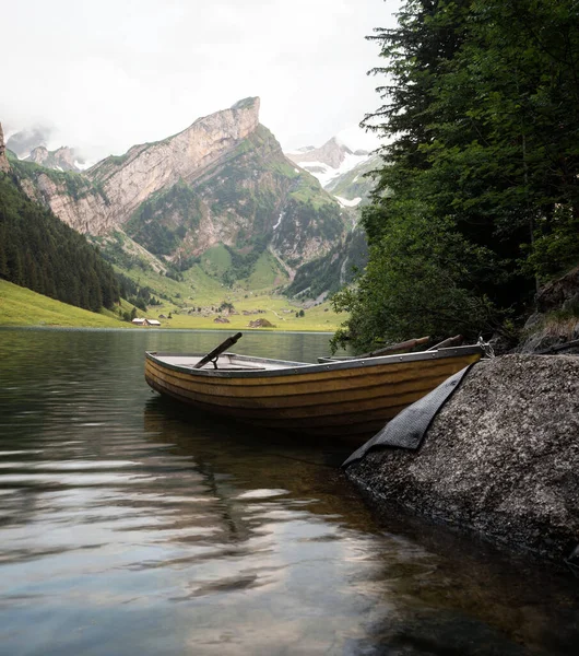 Κίτρινη βάρκα κουπί στην αλπική λίμνη Seealpsee στο Alpstein Άλπεις βουνά Appenzell Innerrhoden Ελβετία — Φωτογραφία Αρχείου