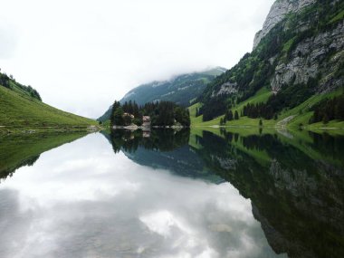Alp Gölü 'ndeki Berggasthaus Forelle' in yansıması Alpstein Appenzell İsviçre 'deki Seealpsee' de Alnerrhoden Alp.