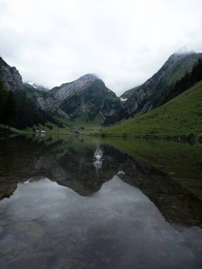 Alpstein Appenzell 'deki Seealpsee Alp Gölü' ndeki Saentis dağ sırasının yansıması İsviçre 'nin iç kısımlarını kaplıyor.