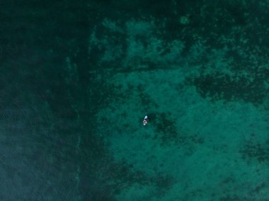 Altnau Thurgau İsviçre yakınlarındaki Constance Bodensee Gölü 'nde ayakta duran bir çift.