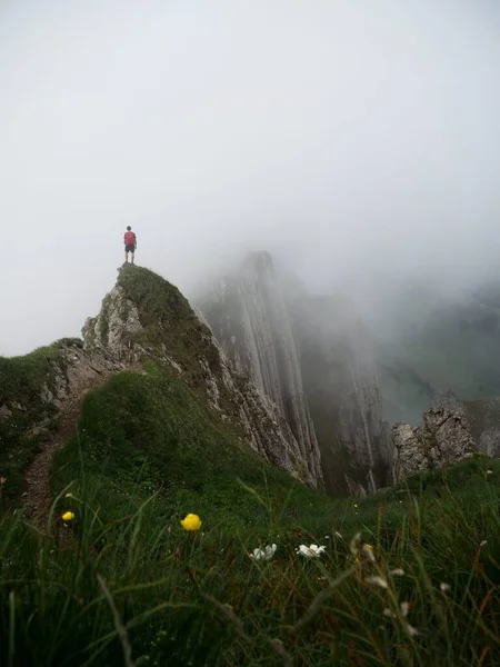 Caminante de pie en Altenalptuerme montaña suiza Alpstein alpino Appenzell Innerrhoden Suiza — Foto de Stock