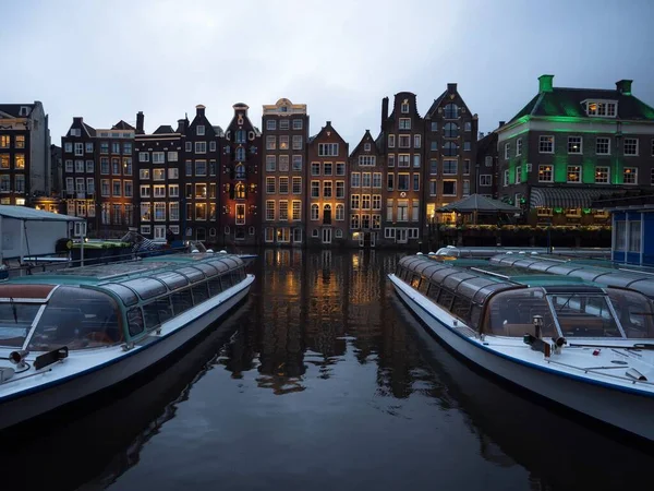 Twilight View Famous Dancing Houses Boats Damrak Gracht Central Amsterdam — Stock Photo, Image