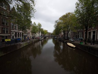 Hollanda 'nın orta Amsterdam kentinde tipik yerleşim alanı grachten manzarası